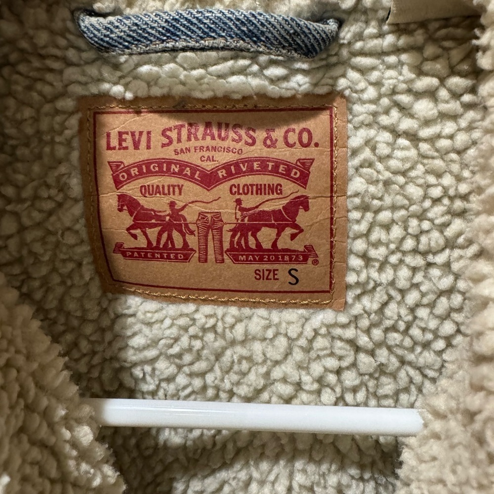 Levi's Cream Sherpa Lined Jacket - Picture 2 of 6